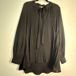 Loveriche Black Long-Sleeved Pleated Top w/tie at neckline. Sz L.
